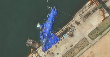 Провал зі спуском корабля: у КНДР дістають на поверхню есмінець, що звалився у воду (фото)