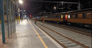 Мальчик сбежал из дома ночью, чтобы поиграть на железнодорожных путях: чудом избежал трагедии (видео)