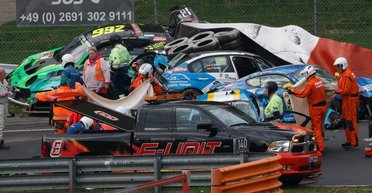 Зелене пекло: досвідчений гонщик загинув у масштабній аварії на перегонах у Німеччині (відео)