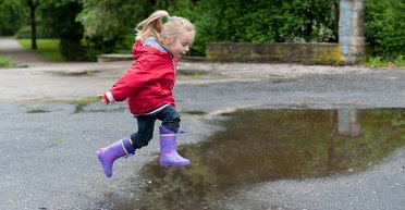 Счастье сесть в лужу. От чего надо защищать детей