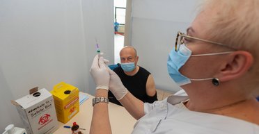 AstraZeneca, Pfizer та інші. Якими вакцинами від COVID-19 прищеплюють українців