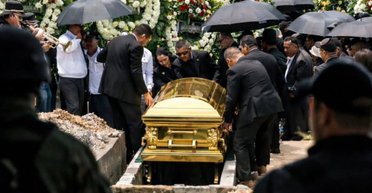 Самого разыскиваемого наркобарона Мексики похоронили в золотом гробу (фото, видео)