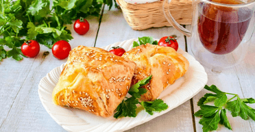 Листкові пиріжки з шинкою, сиром і помідорами: простий рецепт дуже смачної закуски