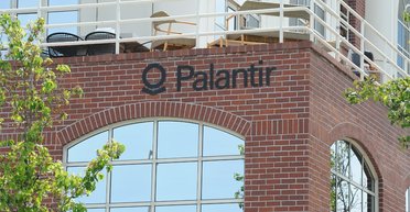 Конспіролог Дотком звинуватив Palantir у розробці ядерної зброї для України