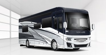 С камином и стиральной машиной: в США представили роскошный дом на колесах (видео)