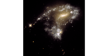 Нити жемчуга в космосе. Телескоп Хаббл обнаружил "хвосты" 12 смешивающихся галактик (фото)