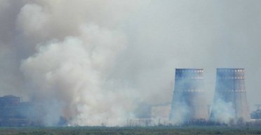 Запорожская АЭС в дыму: возле порта станции произошел пожар, береговая линия заминирована (фото)