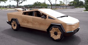 Не отличить от оригинала: пикап Tesla Cybertruck воссоздали из дерева (видео)