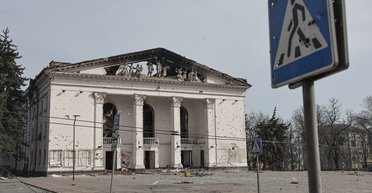 "Не документальное кино": создатели "Юрика" пообещали мариупольцам изменить фильм (видео)