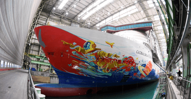 Мегалайнер Disney, который хотели разобрать на металлолом, выходит в первое плавание (видео)