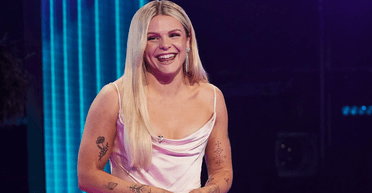 "Почала розкидатися грошима": ексспівачка виграла 2,4 фунта замість 54 мільйонів (відео)