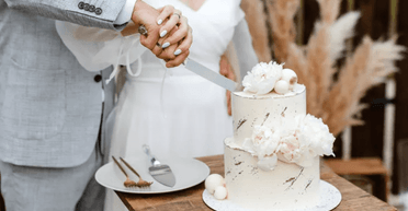 Чоловік на весіллі кинув торт в обличчя нареченій: це стало для нього фатальною помилкою