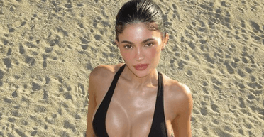 Кайлі Дженнер потішила фанатів новими знімками в купальнику (фото)