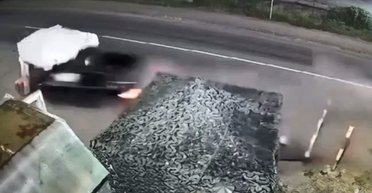 Нетрезвая водитель снесла блокпост на Закарпатье: появились кадры смертельного ДТП (видео)