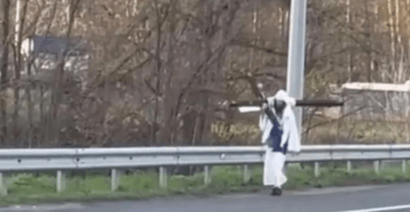 "Ісус", який несе хрест до Києва, практично досяг своєї мети, — ЗМІ (відео)