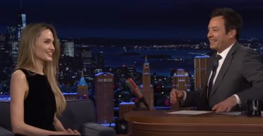 Анджелина Джоли получила травму и появилась на телешоу босиком (видео)