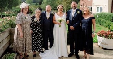 Свадебное чудо для пожилых людей: невеста перенесла церемонию ради матери с деменцией (видео)