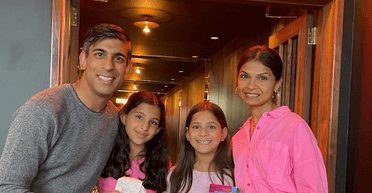 Премʼєр Великобританії Ріші Сунак з дружиною та доньками відвідав премʼєру "Барбі" (фото)