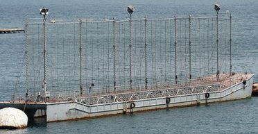 В окупованій Керчі росіяни прикрили бухту заводу "Залив" корабельним щитом (фото)