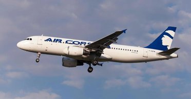 Переповнений літак кружляв над морем після того, як єдиний диспетчер заснув