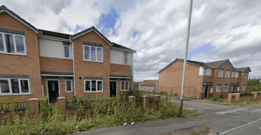 Гниє уже три роки: посеред села звели житловий комплекс, але там ніхто не хоче жити (фото)