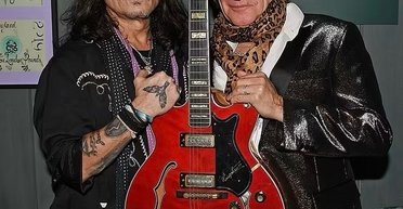 Джонни Депп и Род Стюарт собрали свыше $300 тысяч для спасения кошек и котят