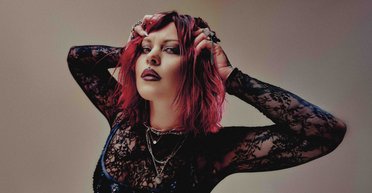 "Теперь ждем год": певица, которая сожгла паспорт РФ, подала документы на гражданство Украины