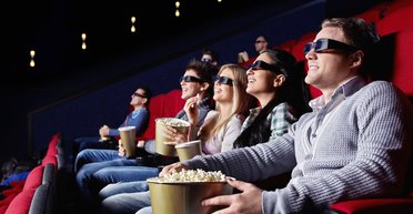 "Цены на билеты снижены, есть те, кому бесплатно". В Украине заработали кинотеатры с бомбоубежищами