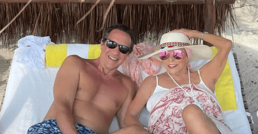 92-летняя Джоан Коллинз вышла в свет с гораздо более молодым мужем (фото)