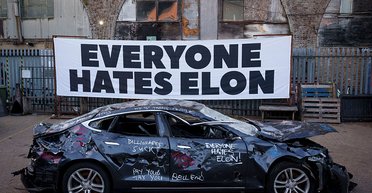 Протестующие разбили кувалдами электрокар Tesla: к акции присоединились украинцы (видео)