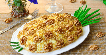 Салат із куркою, ананасами, печерицями та сиром: рецепт святкової страви