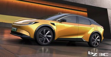 Для семьи и молодежи: Toyota показала два недорогих электрокроссовера (фото)