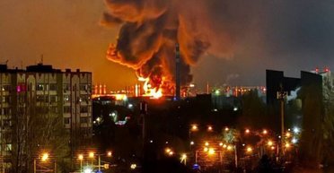 "Вспышка с права": в Крыму атакована местная нефтебаза, взрывается в Севастополе, — соцсети (видео)