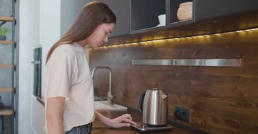 Які прилади краще не вмикати одразу після повернення світла: поради Міненерго