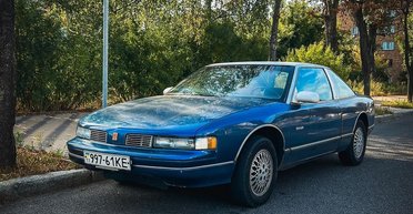 Гость из 80-х: в Украине заметили редкий американский спорткар (фото)