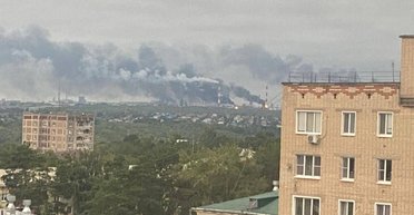 Горит один из крупнейших НПЗ системы "Роснефти": дроны массированно атаковали российскую Сызрань (видео)