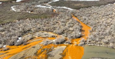 Лед растворяет железо быстрее воды: ученые разгадали тайну оранжевых рек в Арктике