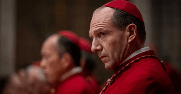 "Пуаро" на конклаві: рецензія на детектив із Рейфом Файнсом та Ізабеллою Росселіні