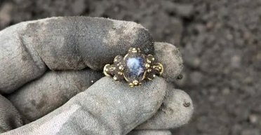 Будто только что от ювелира: в Норвегии раскопали золотое украшение (фото)