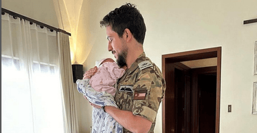 Спадкоємний принц Йорданії поділився новим знімком своєї новонародженої дочки (фото)