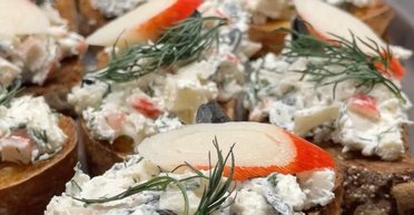 Перекус нашвидкуруч: рецепт бутербродів із сиром і крабовими паличками