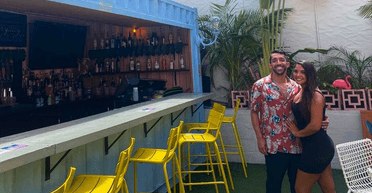 "Не всі герої носять плащі": записка від бармена врятувала двох дівчат від настирливого хлопця