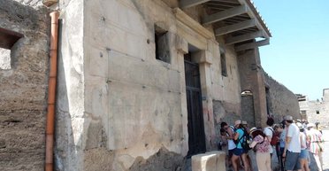 Вырезал свое имя на стене виллы в Помпеях: туриста из Казахстана задержали в Италии