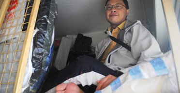 Квартира-труна: який вигляд має житло в Гонконзі за $250 на місяць (відео)