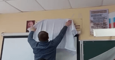 На избирательном участке в РФ портрет Путина закрыли простыней (видео)