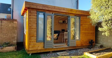 Жінка збудувала у саду "сарай-кімнату", щоб дочка не витрачалась на оренду (фото)