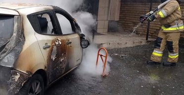 У центрі Києва після вибуху загорівся автомобіль, на місці працюють правоохоронці (фото, відео)