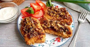 Курячі відбивні під грибною шубою: ситно і соковито