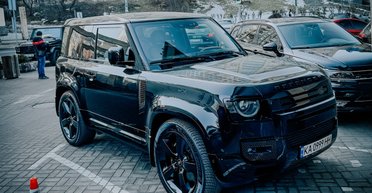 Компактна ракета: у Києві помітили рідкісний заряджений Land Rover за 8 мільйонів (фото)