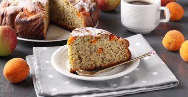 Получается очень вкусным: рецепт постного пирога с маком без яиц и молока